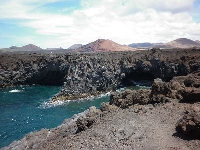 Ocean, wulkaniczne skały i morze lawy