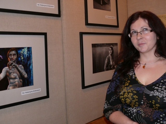 Katarzyna Gritzmann podczas wernisażu starachowickiej wystawy "Fotopasje&#8221;.