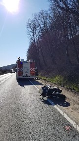 Wypadek w Kurowie. Motocykl zderzył się z osobówką. Utrudnienia na DK 75 [ZDJĘCIA]