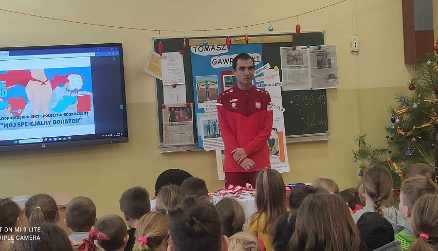 Tomasz Gawroński - utalentowany biegacz z Jędrzejowa z wizytą w szkole w Brzegach. Opowiadał o swoich osiągnięciach i rozdawał autografy
