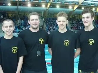 Na zdjęciu od lewej: Kordian Barusiński, trener Tomasz Żmiejko, Mikołaj Łukawski, Kacper Stępniak na zawodach w Warszawie.