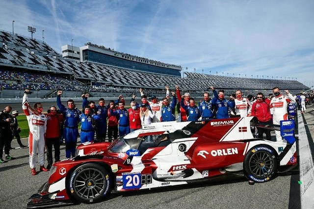 Mimo wielkich przygotowań i nadziei, Robert Kubica jednak nie wystartował w 59 edycji 24 godzinnego wyścigu na Daytona International Speedway. Samochód zespołu High Class Racing, w którym startował Polak, uległ awarii już po dwóch godzinach rywalizacji i ostatecznie został wycofany z wyścigu.Fot. High Class Racin