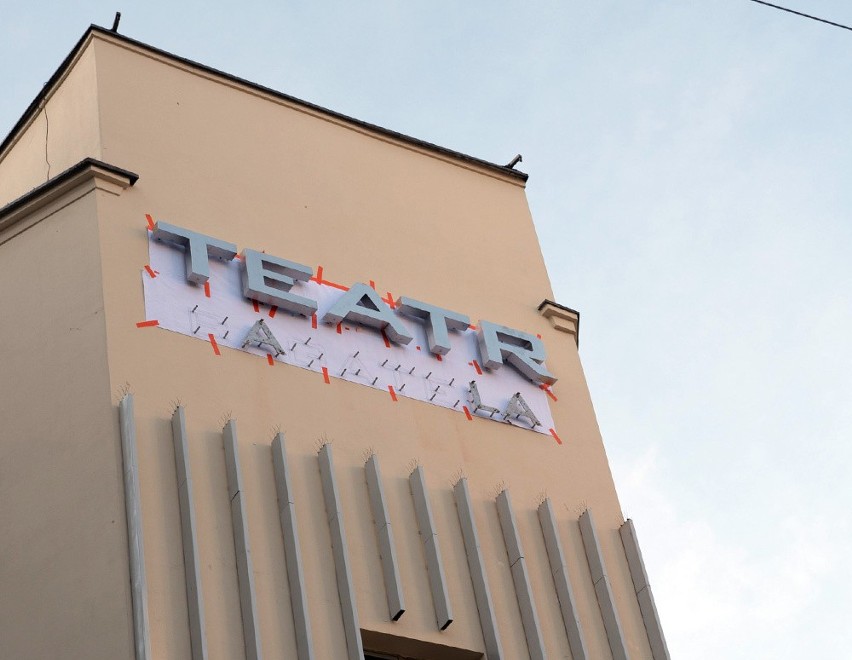 Teatr Bagatela zyskuje nowy szyld. Trwają prace na budynku        