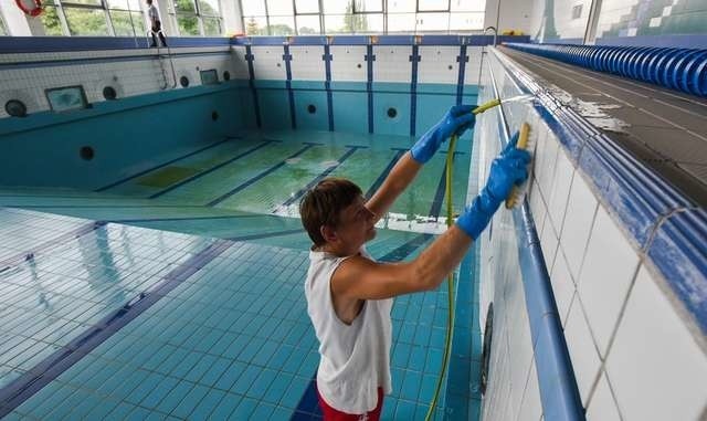 Kryty basen Astorii to już 53-letni staruszek. Obecnie jest zamknięty i przechodzi wakacyjną konserwację, jednak po wakacjach znowu będzie służył bydgoszczanom. Wkrótce może zastąpić go olimpijski gigant