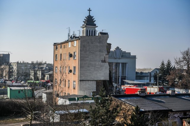 Cztery osoby nie żyją, dwadzieścia jeden jest rannych, w tym trzy ciężko - oto bilans po eksplozji gazu w przedwojennej kamienicy na poznańskim Dębcu, do której doszło w niedzielę rano