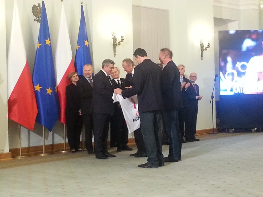 Reprezentanci Polski podarowali prezydentowi koszulkę z...