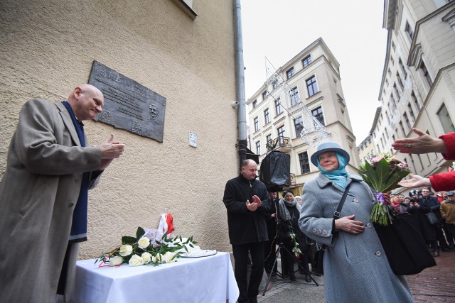 Krystyna Szalewska na odsłonięciu  w roku 2018 tablicy pamiątkowej poświęconej jej mężowi, Olgierdowi Gałdyńskiemu. Wisi ona na rodzinnej kamienicy Gałdyńskich na rogu Podmurnej i Szerokiej.