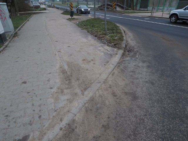 Na ścieżkach rowerowych w Koszalinie zalega warstwa piachu