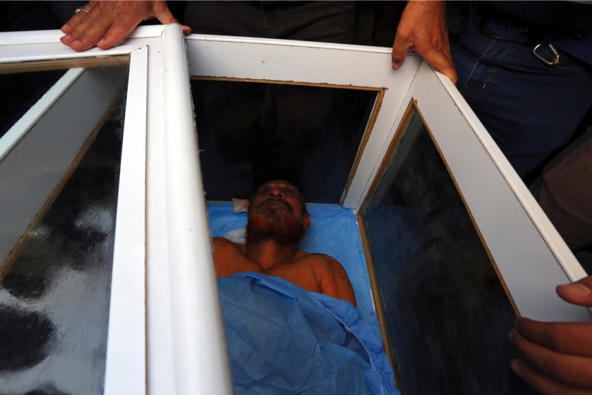 Ciało Izzata Ibrahima al-Douriego wiezione w szklanej...