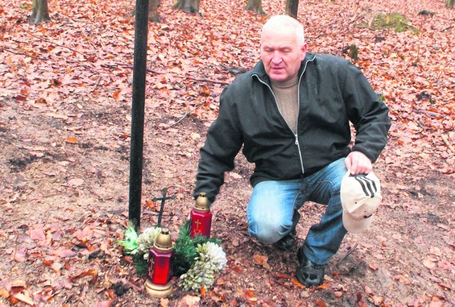 - To ja dbałem o to miejsce przez wiele lat. Ojciec mówił, że tu spoczął jego brat - mówi Jan Pecel. Na zdjęciu obok symbolicznej mogiły w Zgórsku.