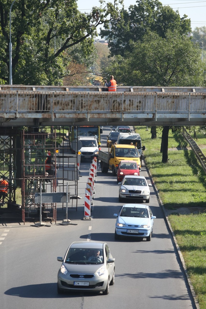 Wiadukt kolejowy uszkodzony przez tira. Od czwartku zwężono...