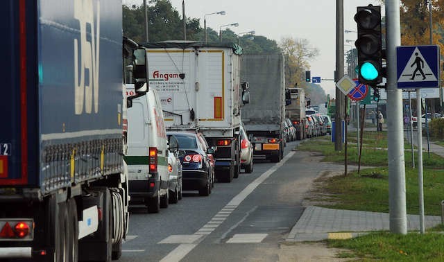 Sznur samochodów stoi, choć pali się zielone światło - to codzienny obrazek na zakorkowanej Grunwaldzkiej