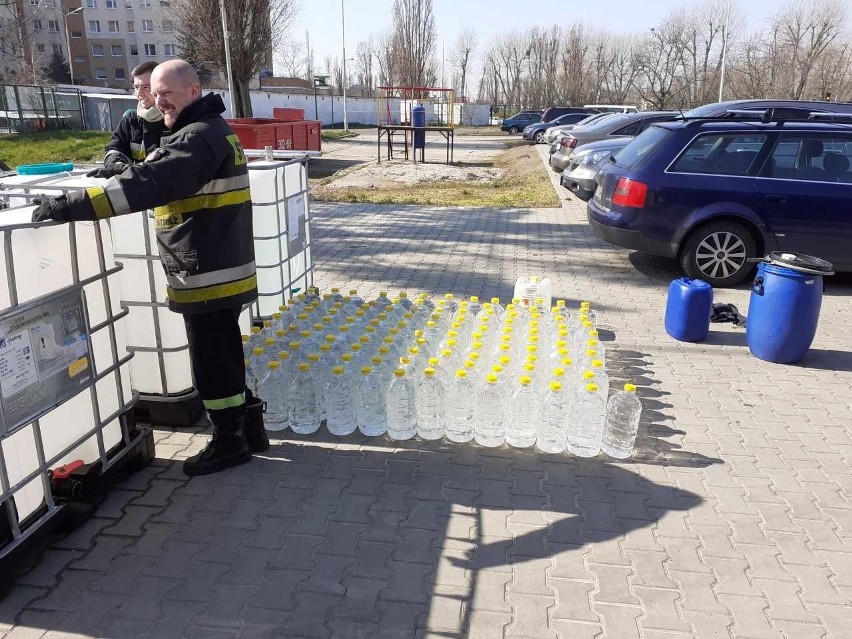 1731 litrów alkoholu do dezynfekcji dla Straży Pożarnej w Szczecinie. Zobacz zdjęcia! 
