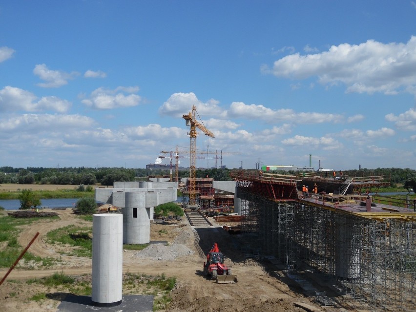 Wschodnia Obwodnica Krakowa i nowy most na Wiśle pięknie rosną