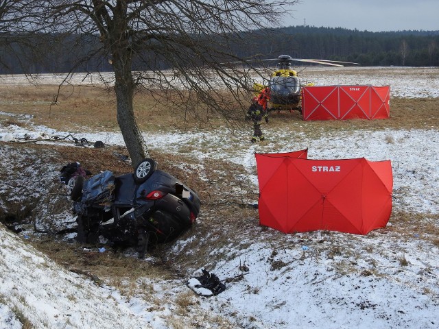 Pieszczaniki - tragiczny wypadek. Opel dachował na DK 65. Dwie osoby nie żyją.