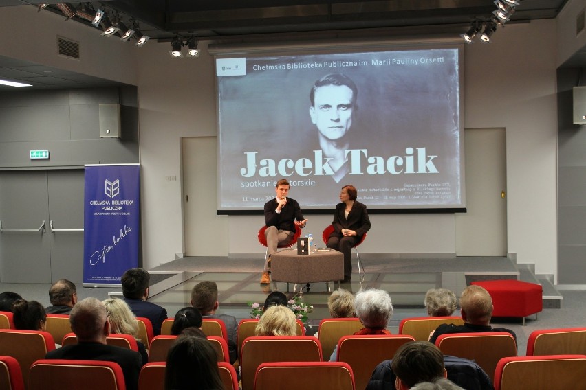 Udane spotkanie z  dziennikarzem TVN Jackiem Tacikiem w chełmskiej bibliotece. Zobacz zdjęcia