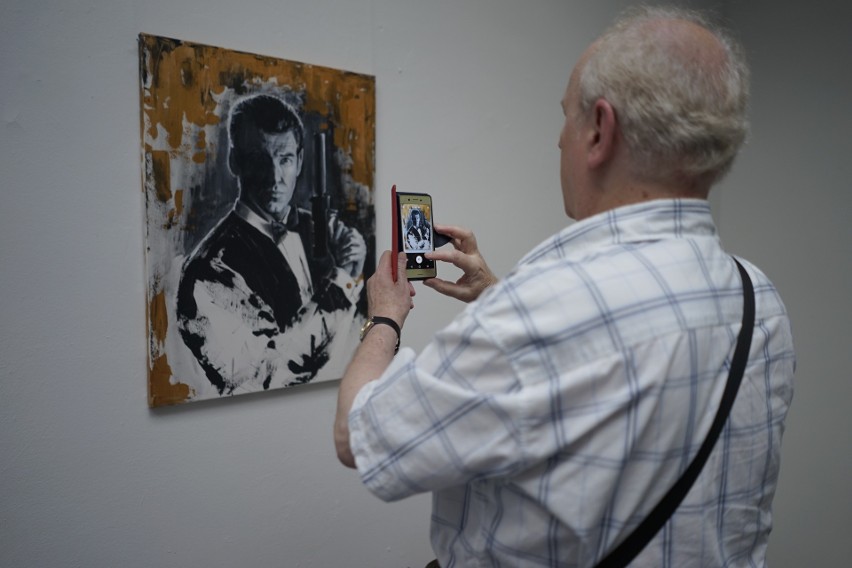 Wystawa Ewy Jasek to jej spojrzenie na gwiazdy filmu