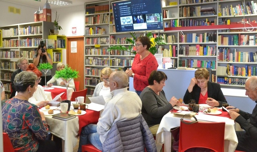 W bibliotece w Wielgiem po raz pierwszy spotkały się oba,...