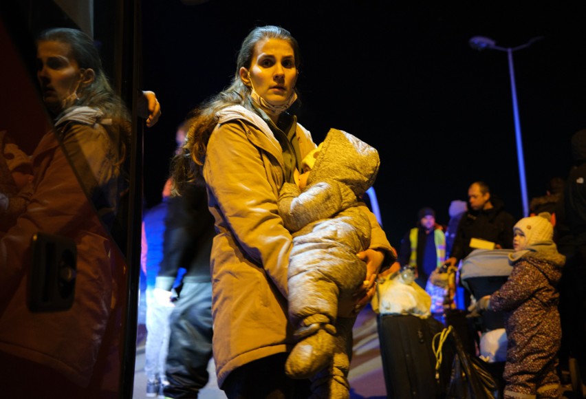 Dramat rodzin ukraińskich na granicy w Medyce. Mężowie odprowadzają żony i dzieci. Starsi ludzie zostają na Ukrainie [ZDJĘCIA, WIDEO]
