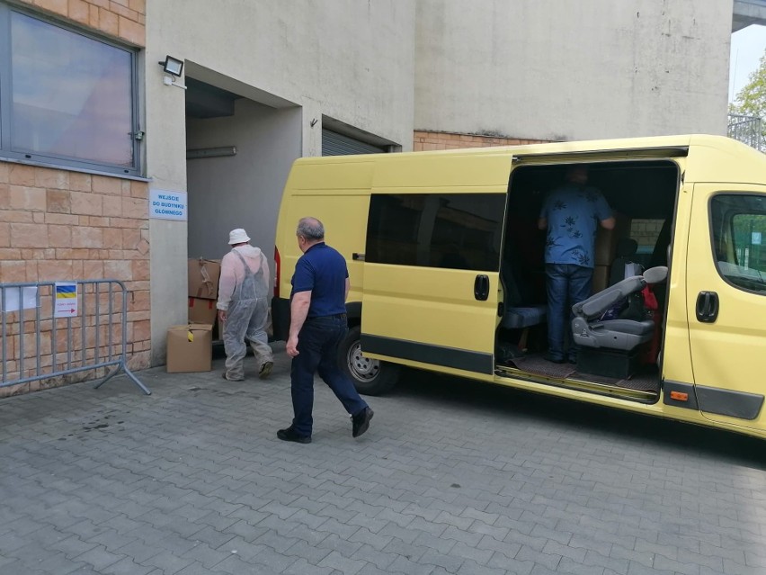 Przedstawiciele partnerskiego miasta Ostróg na Ukrainie odebrali pomoc od władz Sandomierza i powiatu. Co zawiozą swoim mieszkańcom?