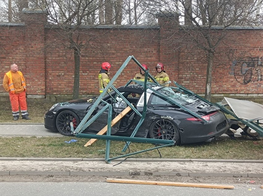 Wypadek na ul. Spornej w Łodzi. Porsche zmiotło przystanek...