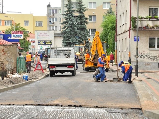 Prace drogowe na ulicy Piłsudskiego w centrum Tarnobrzega są zaawansowane.