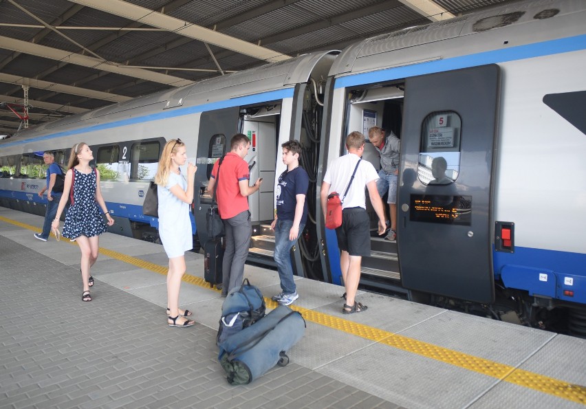 Podróżni korzystający codziennie z pociągów relacji Łódź -...