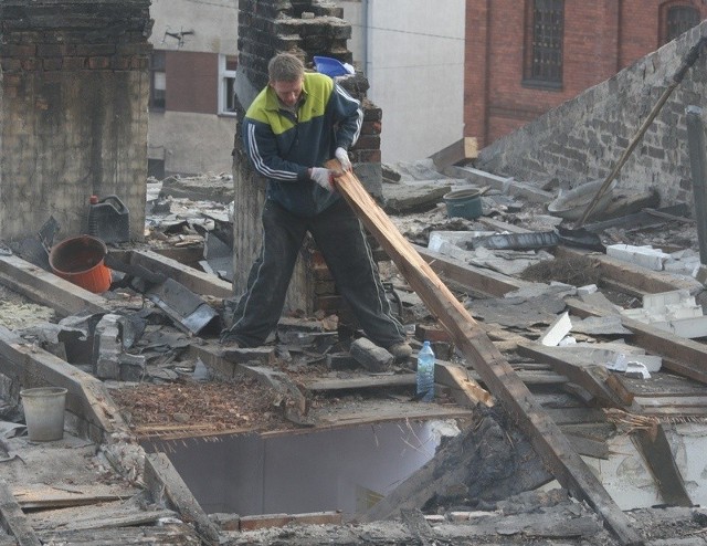 Robotnicy bez zabezpieczeń na budowach to powszechny obrazek. 