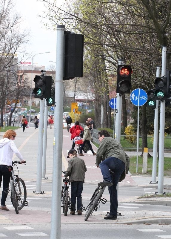 Na Alei IX Wieków zielone światło dla rowerzystów zapala się później niż zielone światło dla pieszych. Większość miłośników jednośladów, nie chcąc czekać, musi zsiadać z roweru i przeprowadzać go przez pasy.