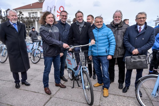 Plac Kuracyjny w Sopocie - start systemu roweru metropolitalnego Mevo z udziałem przedstawicieli 14 miast i gmin, które będą uczestniczyć w programie