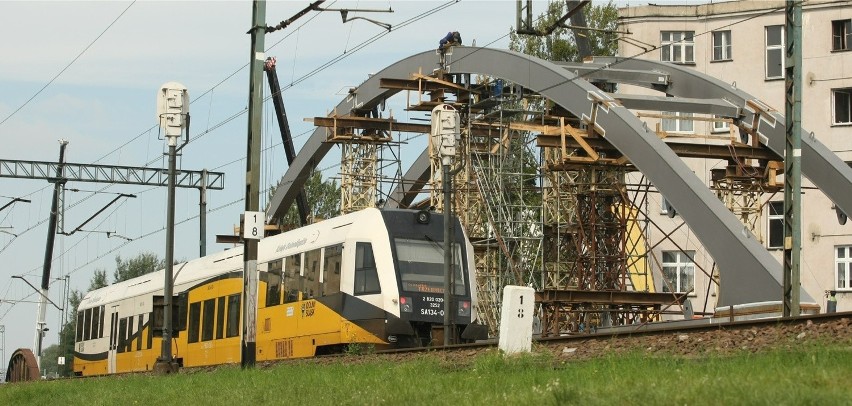 Nowe przęsło wiaduktu nad Grabiszyńską waży kilkaset ton. Zamkną ulicę na czas montowania (ZDJĘCIA)