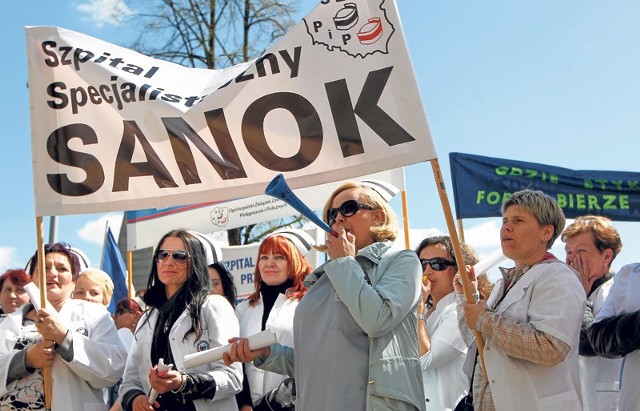 Próbkę swojej determinacji pielęgniarki z Sanoka pokazały w Rzeszowie, podczas kwietniowej manifestacji pod urzędem marszałkowskim. Dziś w godz. od 11 do 13 odejdą od łóżek pacjentów.