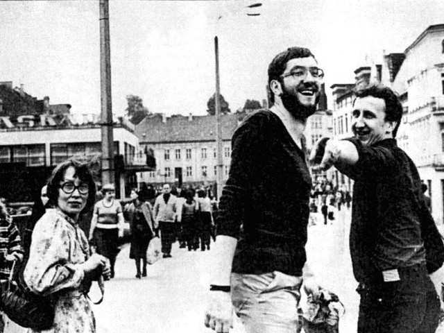Rok 1981. Działacze bydgoskiego MKZ na ul. Mostowej:  Halina Lewandowska (po lewej), Zdzisław Hetzig i  Stanisław Lewandowski