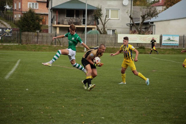 Iskra Zgłobień (żółte stroje) przegrała z KS Przybyszówka Rzeszów 0:3.