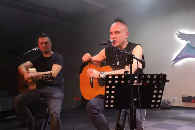 Szymon Wydra i Zbyszek Suski zagrali koncert z okazji Muzycznych Zaduszek 2023 w Białobrzeskim Centrum Kultury Białe Brzegi.