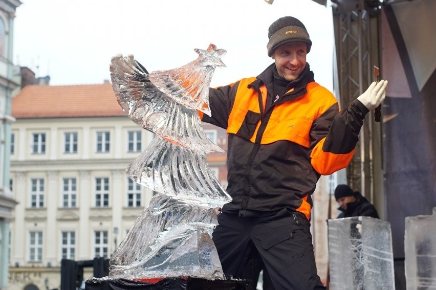 Stary Rynek: Można już oglądać pierwsze rzeźby lodowe