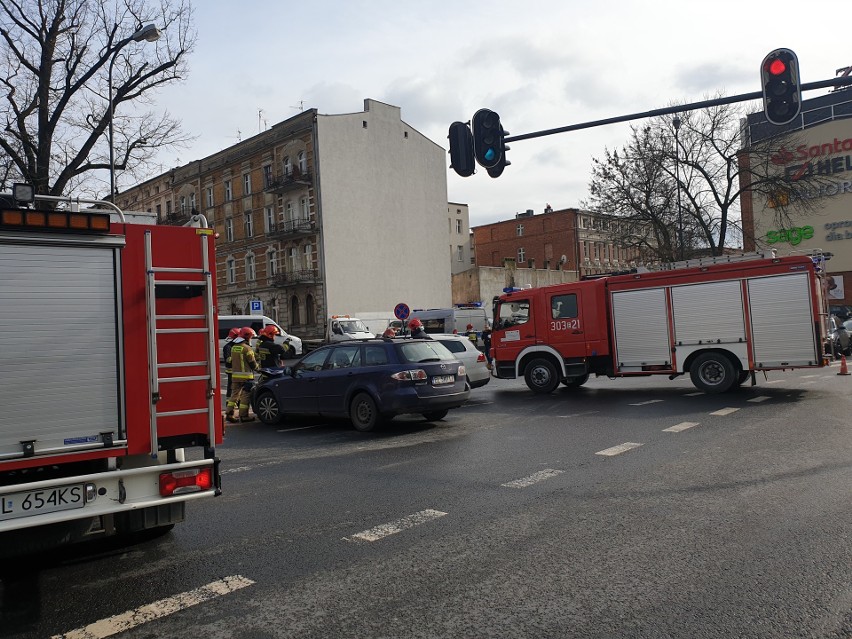 Groźny wypadek na skrzyżowaniu ul. Sienkiewicza i ul. Orlej ZDJĘCIA