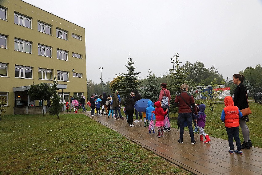 Jak uniknąć kolejek  przed przedszkolami? Przez reżim sanitarny rodzice z dziećmi musieli długo czekać na  wejście do szatni...