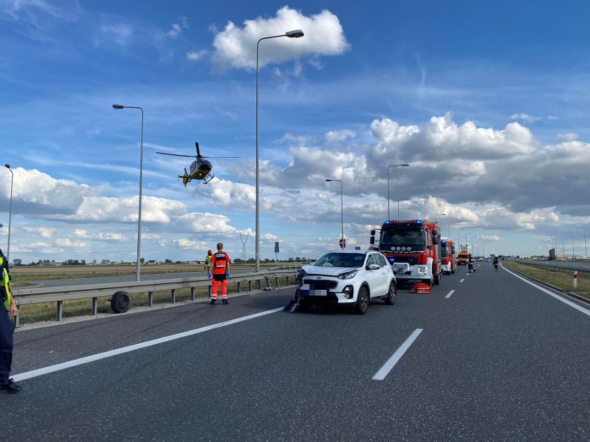 Na miejscu działają cztery zastępy straży pożarnej, policja...