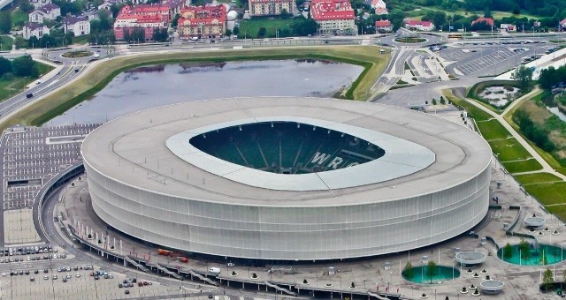 Eksperci wycenili dziurę za stadionem na 50 mln zł. Problem w tym, że nikt jej nie chce kupić