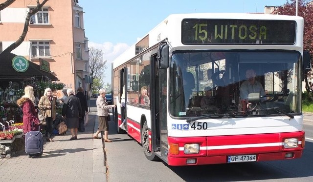 - Tylko co trzeci autobus linii nr 15 dojeżdża do naszej dzielnicy - mówi radny Jan Damboń.