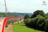 Nowy Sącz. Mężczyzna skoczył z mostu północnego do Dunajca, na szczęście przeżył upadek. Znalazły go dzieci