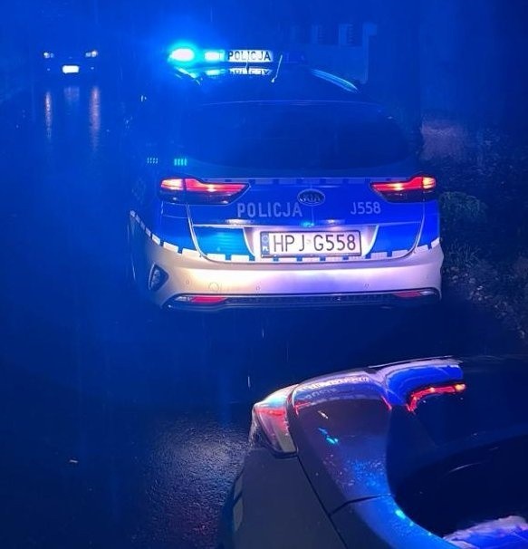 Wypadek w Goli koło Namysłowa. Kierowca busa nie zauważył mężczyzny, leżącego na drodze. Najechał go