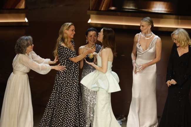 Gwiazdy olśniły kreacjami podczas ceremonii rozdania Oscarów. Zobaczcie ZDJĘCIA