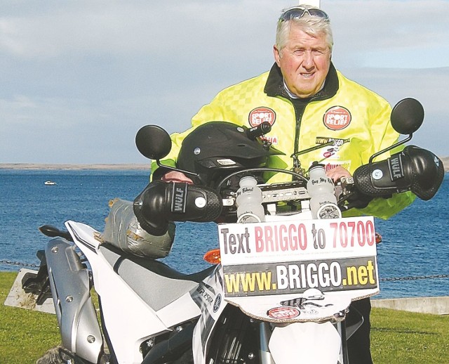 Barry Briggs i motocykl, na którym jeździ od stadionu  do stadionu, by zebrać pieniądze dla kontuzjowanych kolegów