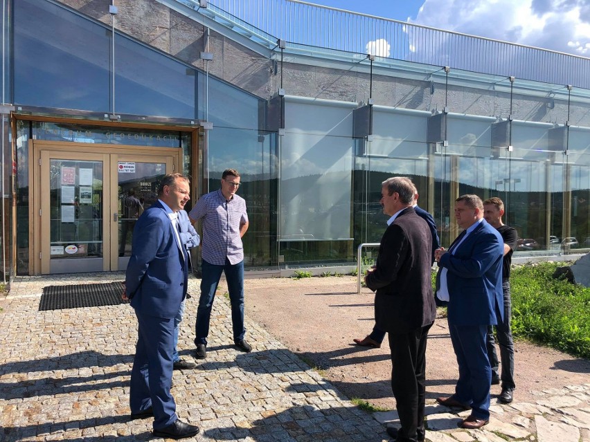 Delegacja kazimierskiego starostwa powiatowego odwiedziła Centrum Geoedukacji w Kielcach. Goście zapoznali się z jego atrakcjami 