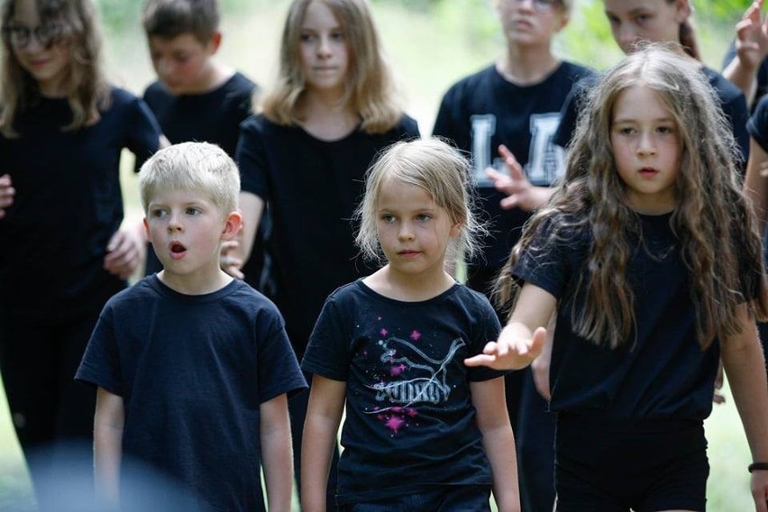 Spektakl teatralny i popisy językowe. Magiczne zakończenie obozu Theatrolingua w Nowej Słupi [ZDJĘCIA]