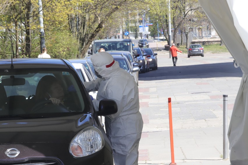 Przed punktem płatnych testów na koronawirusa SARS-CoV-2...