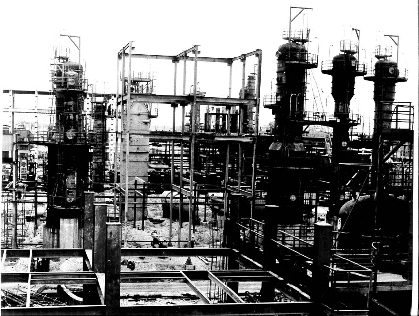 Gdańska rafineria została uruchomiona 29 listopada 1975 roku, kończy 45 lat. Historia gdańskiej rafinerii. Archiwalne zdjęcia