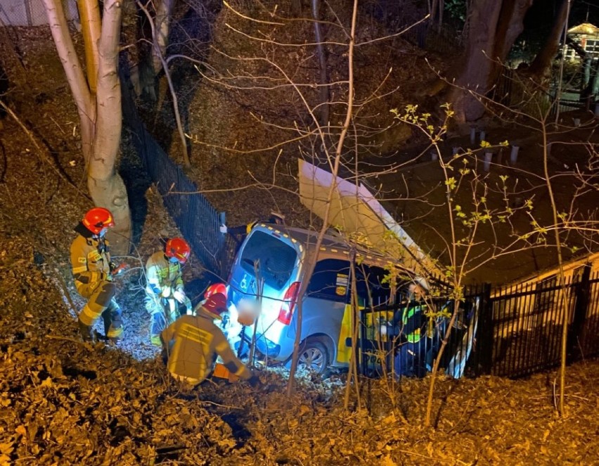 50-latek wjechał furgonetką w… szalet przy bulwarze...